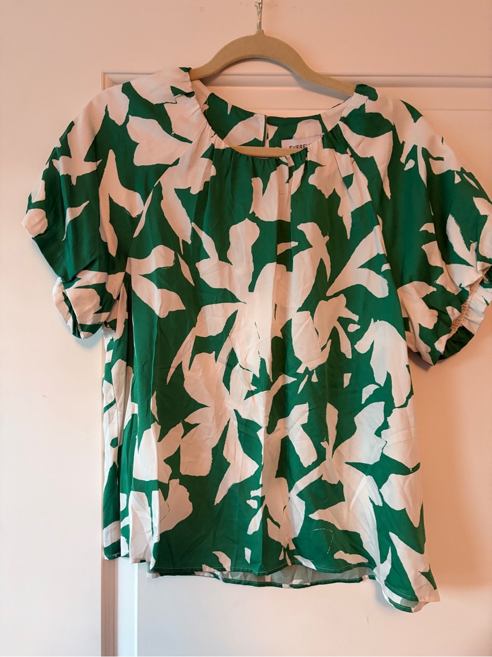 Evereve Green & White Printed Puff-Sleeve Women's Top